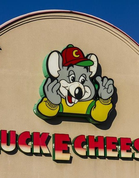 Indianapolis - Circa November 2016: Chuck E. Cheese's Pizza and Entertainment Restaurant. Chuck E. Cheese's Also Offers Sandwiches Wings and Desserts I